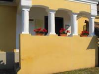 Odprta veranda – šator s štirimi stebri, ki nosijo streho nad vhodom